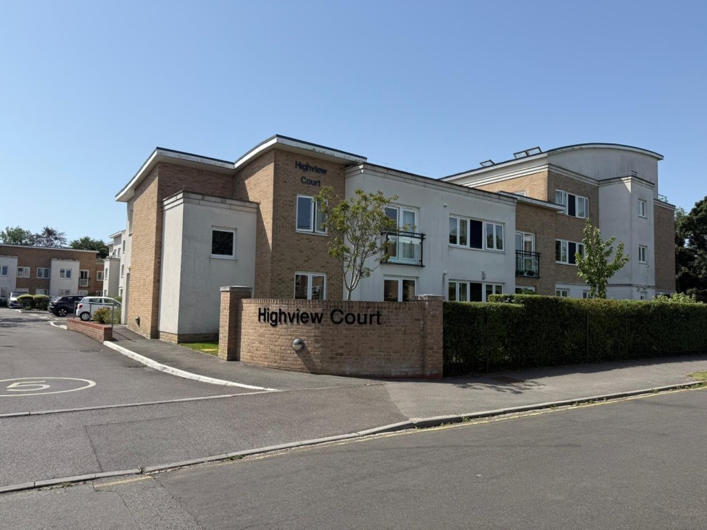 Lot: 129 - RETIREMENT FLAT IN POPULAR SEASIDE LOCATION - View of the main block of apartments